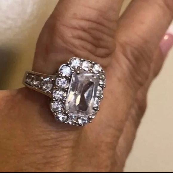 NWT STUNNING COCKTAIL RING EMERALD CUT ZIRCONIA STONE - Picture 5 of 9